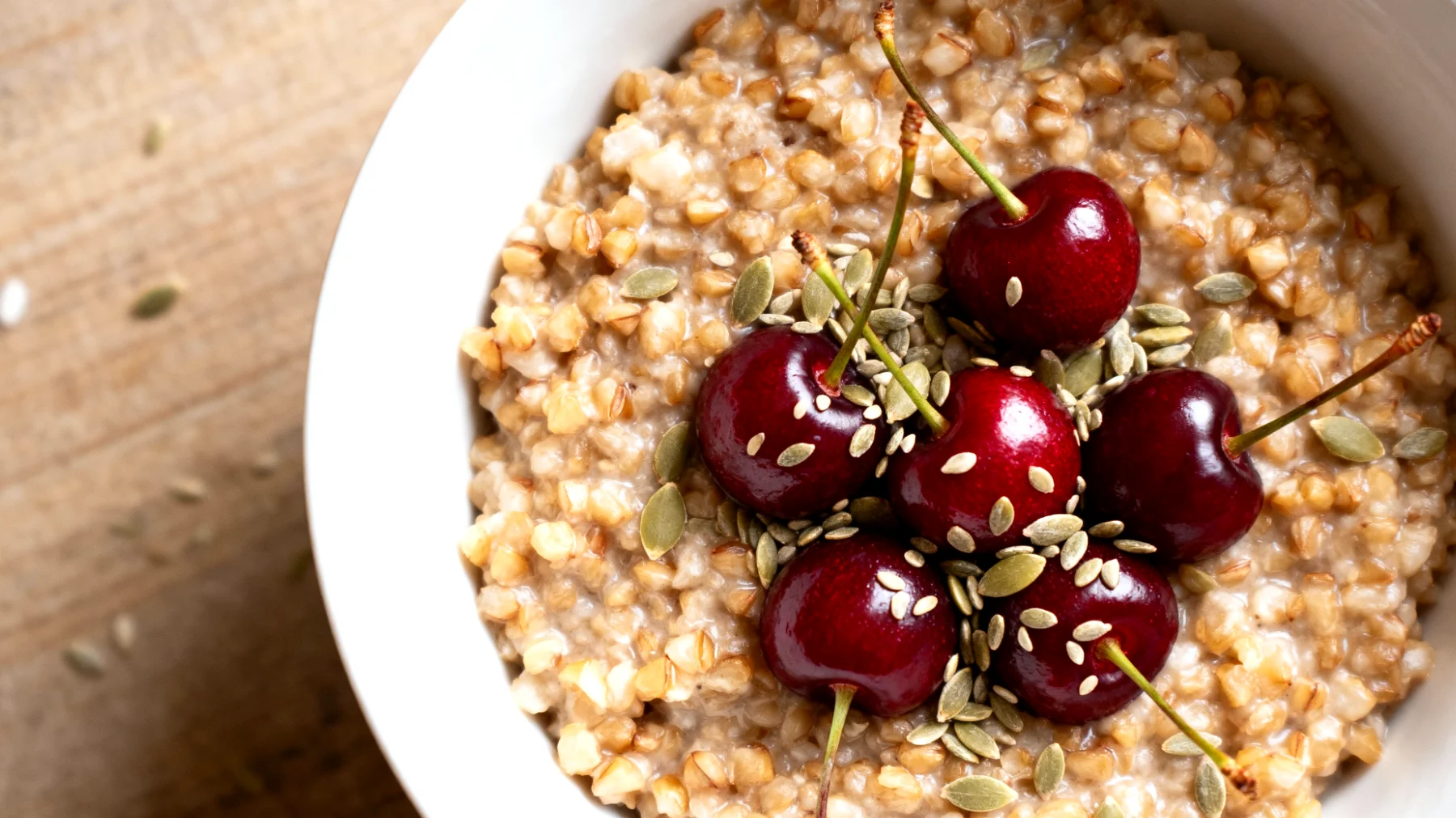 Buchweizen-Porridge mit Sauerkirschen und Hanfsamen"